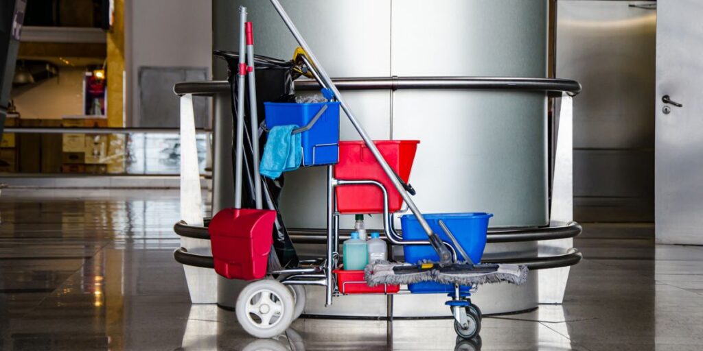 https://www.akbuildingservices.com/wp-content/uploads/2023/10/A-cart-full-of-cleaning-supplies-in-a-lobby-for-commercial-cleaning-services-1024x512.jpeg